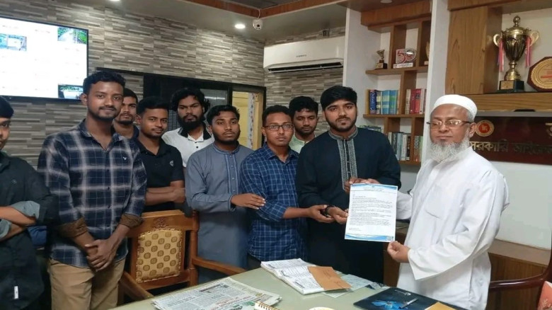 যশোর এমএম কলেজে অডিটোরিয়াম নির্মাণের দাবিতে অধ্যক্ষকে ছাত্রশিবিরের স্মারকলিপি
