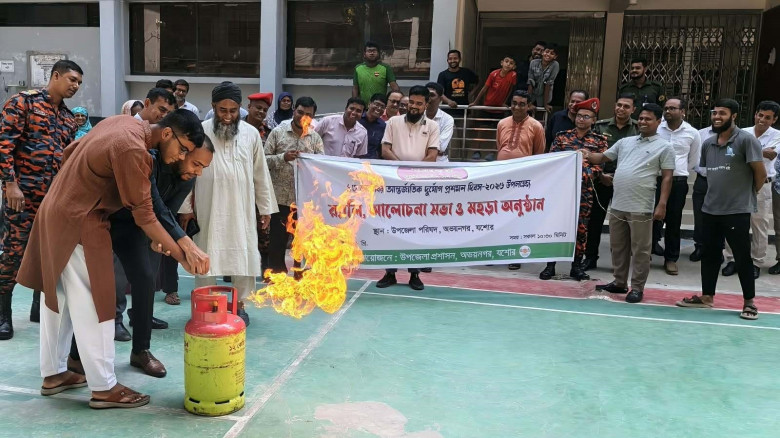 যশোর এমএম কলেজে অডিটোরিয়াম নির্মাণের দাবিতে অধ্যক্ষকে ছাত্রশিবিরের স্মারকলিপি