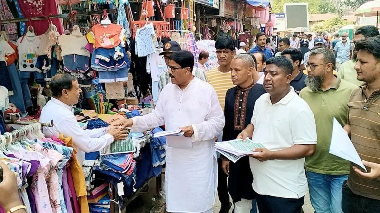 যশোরে জেলা স্বেচ্ছাসেবক দলের লিফলেট বিতরণ...