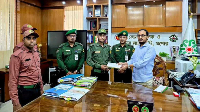পূজামণ্ডপে বিশৃঙ্খলা ঠেকিয়ে সাহসিকতার পরিচয়: যশোরে...